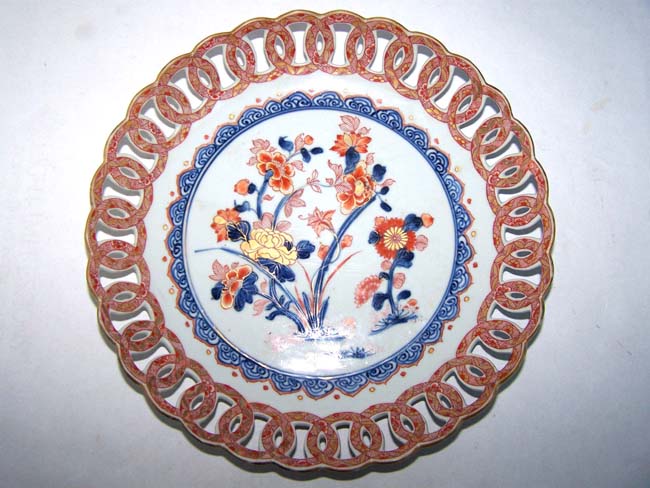 A fine 18th century Chinese Export Porcelain Imari Reticulated Saucer Dish circa 1725